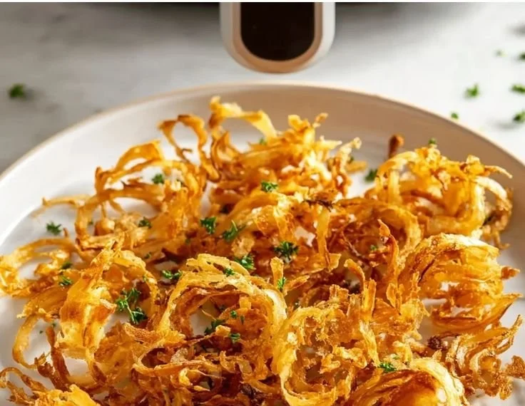 Bowl of crispy air fryer onions, a crunchy snack recipe