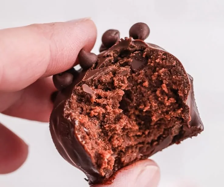 Delicious no-bake brownie bites served on a plate with chocolate drizzles